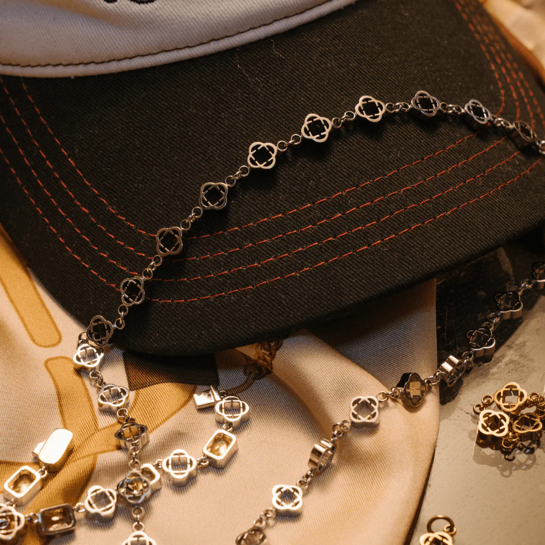 Clover Link Necklace (Silver) - Image 6